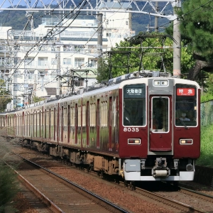 神戸・大阪間を走る電車の沿線写真