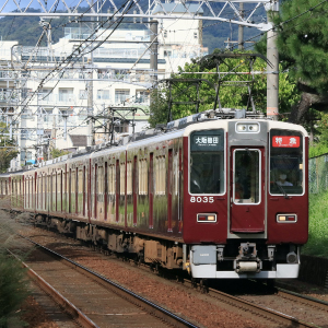 神戸・大阪間を走る電車の沿線写真